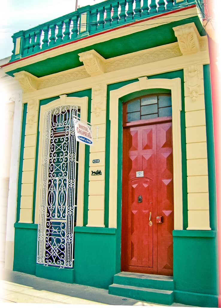 Casa_Particular_Hostal_Colonial_Isabel_y_Pepe_Cienfuegos_Frontjpg-2