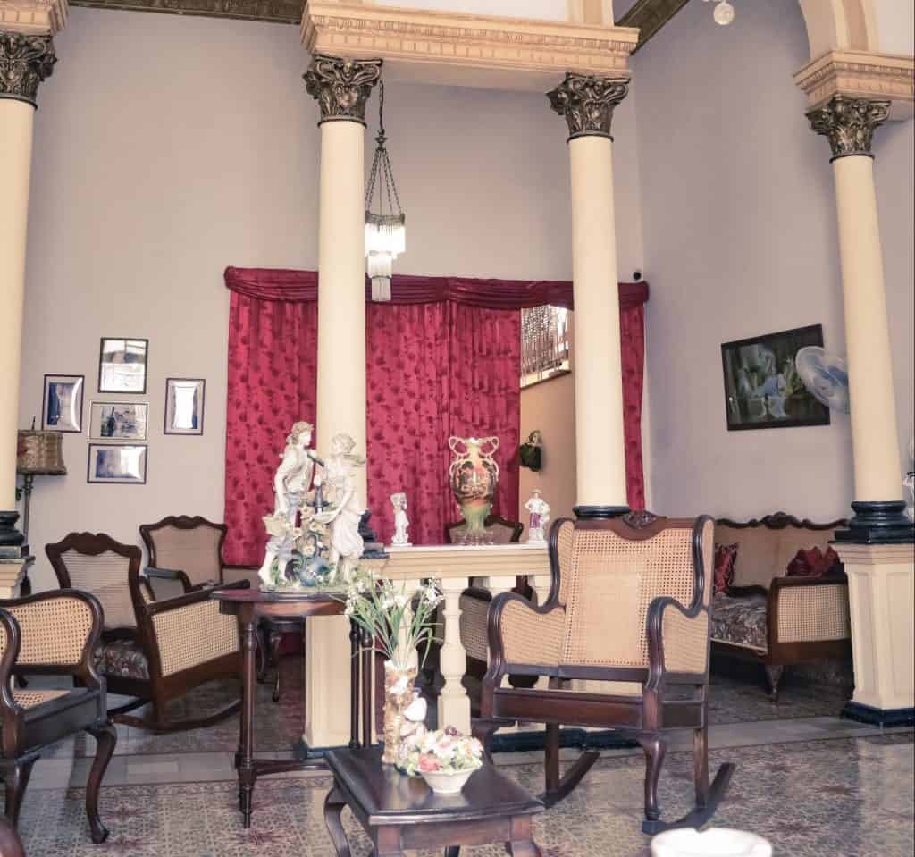 Casa_Particular_Hostal_Colonial_Isabel_y_Pepe_Cienfuegos_Saal-2-scaled.jpg